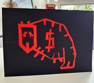 arte com fita isolante vermelha em papel preto. Desenho estilizado de um mico com um cifrão no meio.