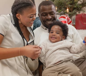 photo de jeune couple black avec l'enfant