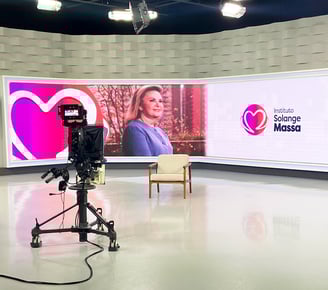 Estúdio de televisão com painel de Led com logo de coração