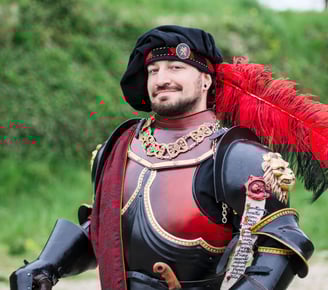 étole de noble faite main portée par un chevalier de fantasy