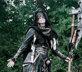 Capuche unique aux teintes de marron rouille et cuivre sur une femme en tenue fantasy