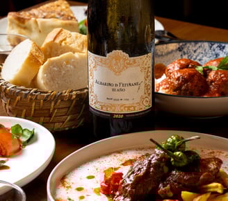 mesa servida con comida y vino