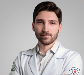 foto do Dr Vinícius Portela que realiza exame de gonioscopia em são paulo