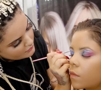 Maquiagem Profissional: Além de suas habilidades como cabeleireira e extensionista, Amanda Amorim maquiadora profissional.