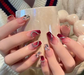 Uñas rojas con pedrería