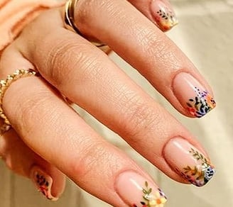 Uñas floral estilo francés