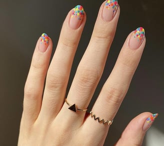 Uñas neón de lunares