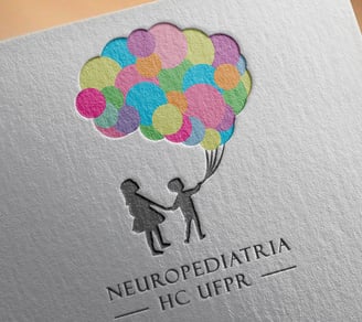 Cartão com logo de neuropediatra com crianças segurando balões coloridos em formato de cérebro