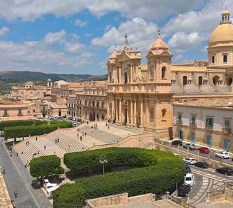 La cattedrale di Noto, la sua scalinata, il barocco ed un cielo azzurro.