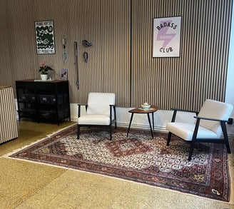 Gemütliche Sitzecke mit zwei Sesseln und Teppich in der Maulkorberatung Hannover