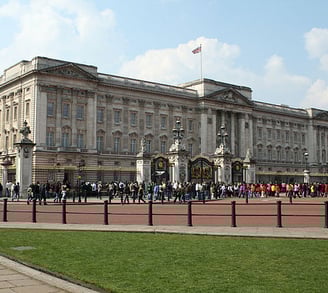 Buckingham Palace in London – official residence of the British monarch and iconic sightseeing spot