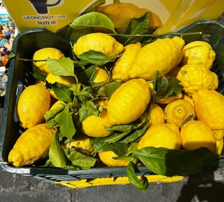 caixa cheia de limões sicilianos