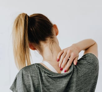 Photo d'une femme qui pose sa main sur l'épaule quand physique et psychique s'emmêlent