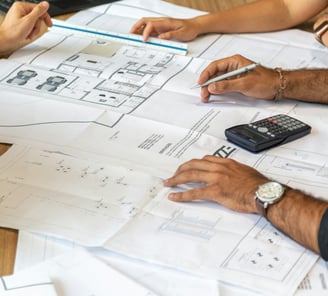 Revisión de planos de diseño estructural y arquitectónico para proyecto de ingeniería civil.