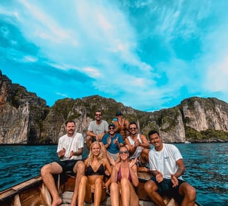 Viagem em grupo em um barco tailandes chamado de long tail