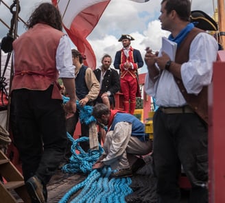 Des hommes en costume de navire pirate sur un bateau