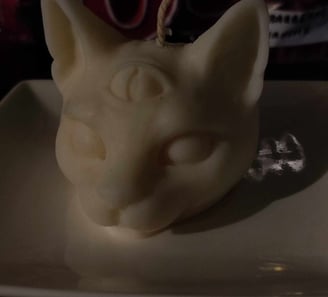 Bougie blanche en forme de tête de chat  au troisième oeil