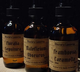 Trois fioles d'huile végétale, dans des bouteille en verre ambrée, étiquettes kraft type apothicaire