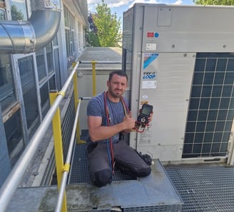 technicien expert en climatisation faisant un contrôle électrique