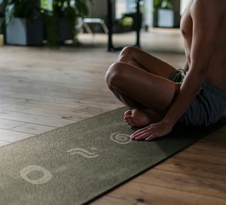 Tapis de yoga aux motifs de Kaïva, studio de yoga