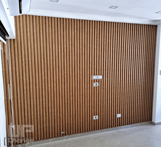 una habitacion revestida con wall panel EPS simil madera