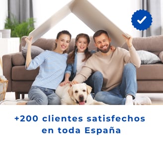 Familia feliz con su perro en una casa aislada, símbolo de confort y satisfacción tras obras