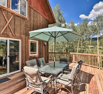 Outdoor dining setup on the lodge’s deck, ideal for al fresco meals surrounded by aspens.