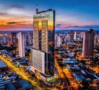 Edifício Órion no centro de Goiânia, com céu azul ao fundo