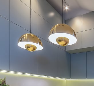 Palėpės interjeras, modernus, jaukus, šeimai, auksiniai šviestuvai, virtuvė, šlaitinis stogas