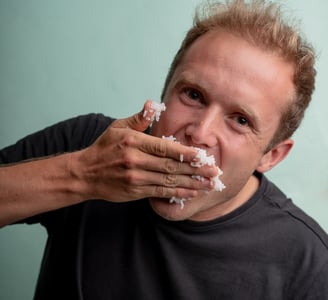  fotografía corporativa gastronómica de un hombre comiendo un plato de arroz y sushi con las manos