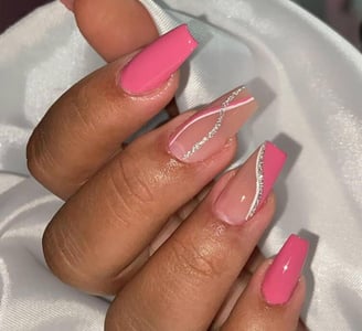 Uñas neón con detalles metálicos