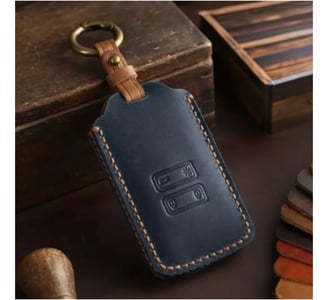 Lederen cover met sleutelhanger voor een autosleutel in blauw en bruin.