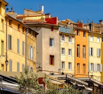 maisons de teinte orangée sous le beau temps à Aix en Provence