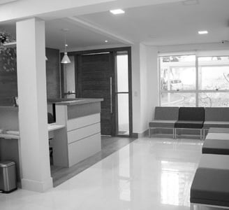 Uma foto preto e branco da sala de espera do Espaço Japi