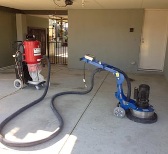 epoksi zemin kaplama a man is using a machine to clean a garage