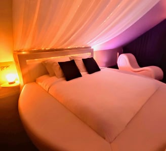 chambre de la love room morbihan avec sofa tantra et jacuzzi privatif