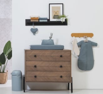 Babykamer-inspiratie-hout-walnoot-commode