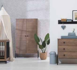 Babykamer-inspiratie-hout-walnoot-compleet