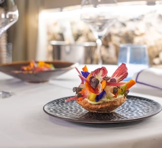 Entrée tartelette de parmesan et petits légumes