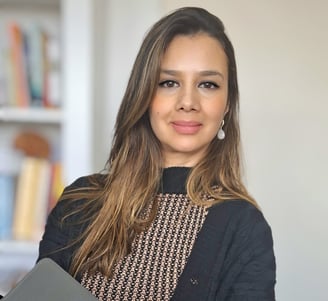 Camile marins psicanalista Clínica a woman in a black sweater and a black sweater