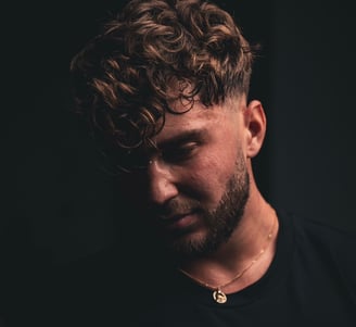 Portret artistic al antrenorului, cu privirea în jos, reflectând intensitatea și dedicarea