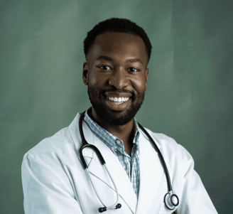 Médico negro sorrindo com estetoscópio no pescoço e braços cruzados