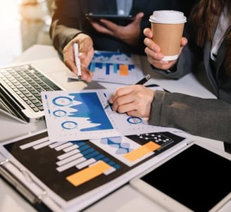 Uso de herramientas tecnológicas avanzadas para interpretar datos y realizar estudios de mercado precisos