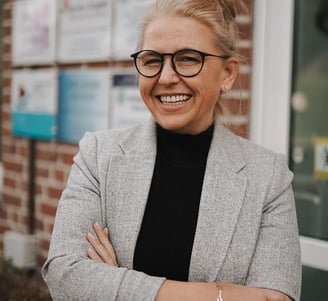 a woman in glasses and a gray jacket therapist psychotherapy