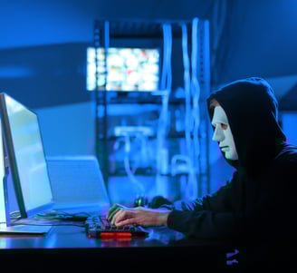 un homme inconnu hack les données d'un utilisateur.