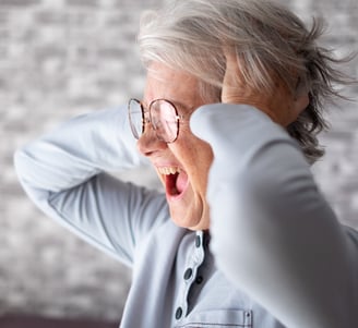 Une dame se tien la tete de rage, elle s'est fait arnaquer sur internet