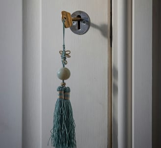 Una llave abriendo una puerta