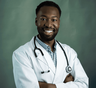 Médico negro sorrindo com estetoscópio no pescoço e braços cruzados