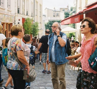 Tourists are talking to concierge agent on the phone