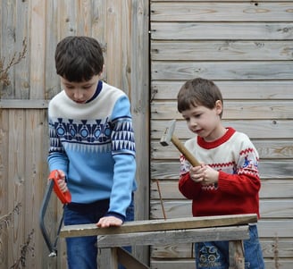 Enfants construisant une cabane